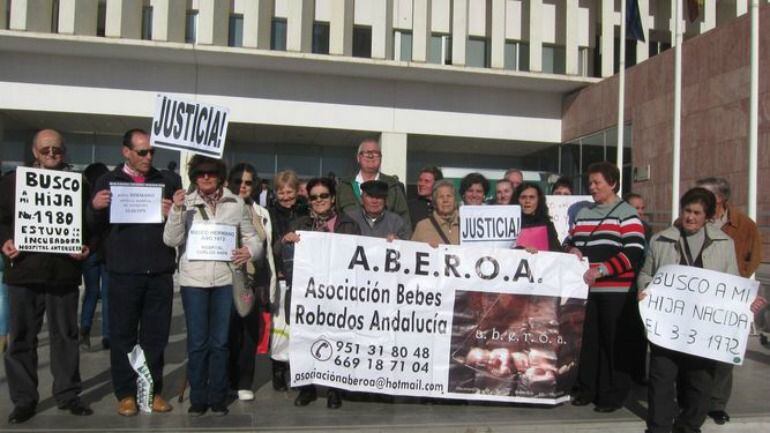 Familias concentradas en Málaga hace un año para pedir que sus denuncias no se archivaran