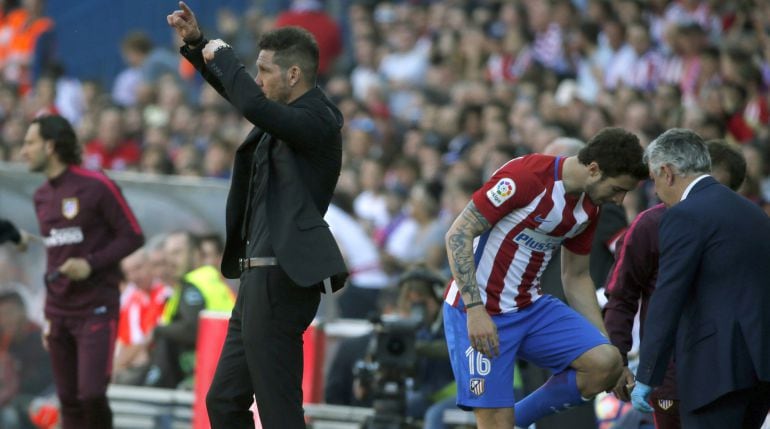 Simeone pide el cambio tras la lesión de Vrsaljko