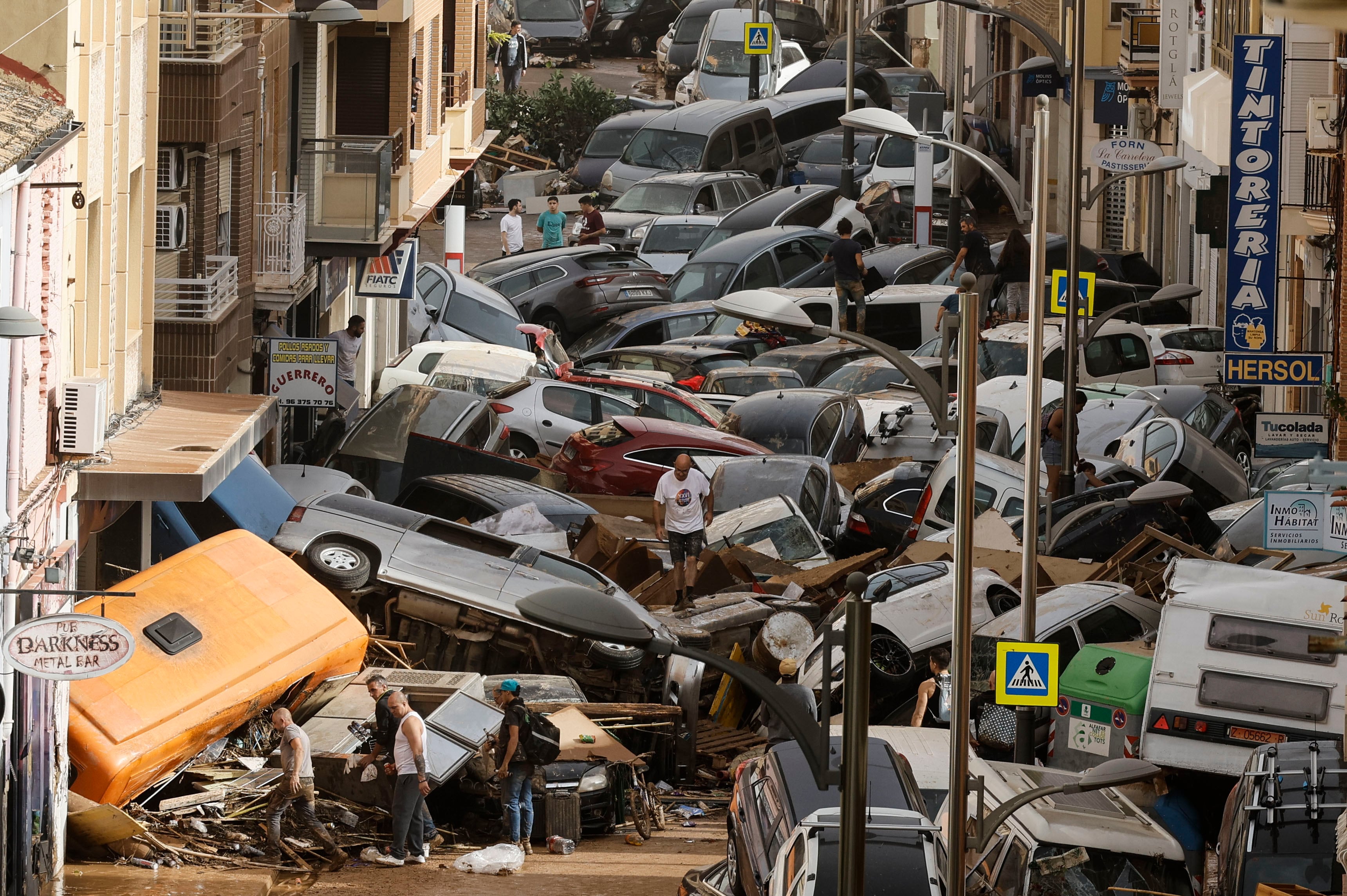 Vehículos amontonados en una calle tras la DANA de Valencoa 