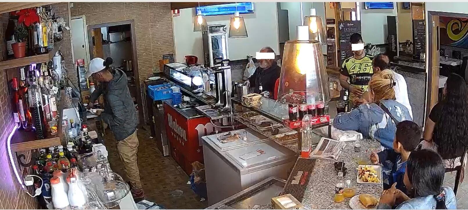 El ladrón de la gorra robando en un bar de Guadalajara delante de los clientes