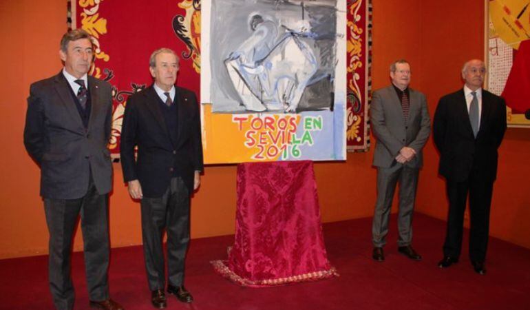 De izquierda a derecha y flanqueando el cartel taurino realizado por Juan Navarro Baldeweg, Santiago de León; fiscal de la RFeal Maestranza; Javier Benjunea, teniente de hermano mayor de la Real corporación; el pintor Juan Fernández Lacomba, que fue el en