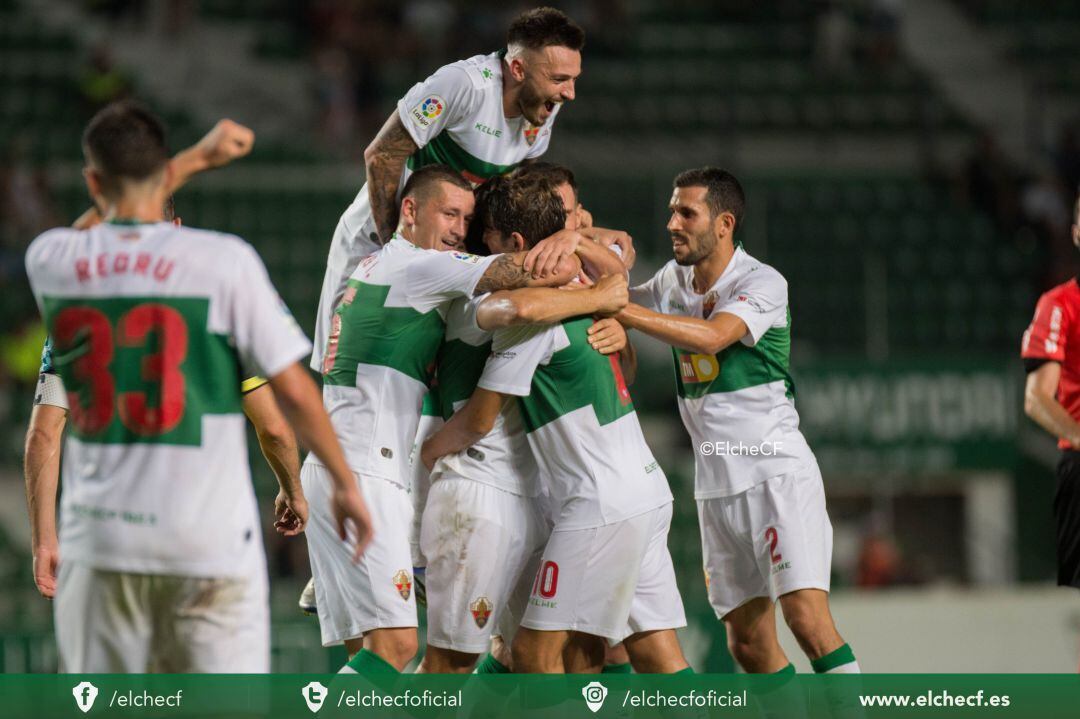 Los jugadores del Elche celebran uno de los goles ante el Granada