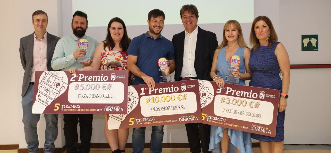 El alcalde de Fuenlabrada junto con los empresarios ganadores de la edición &#039;Fuenlabrada Dinámica&#039; 2019.