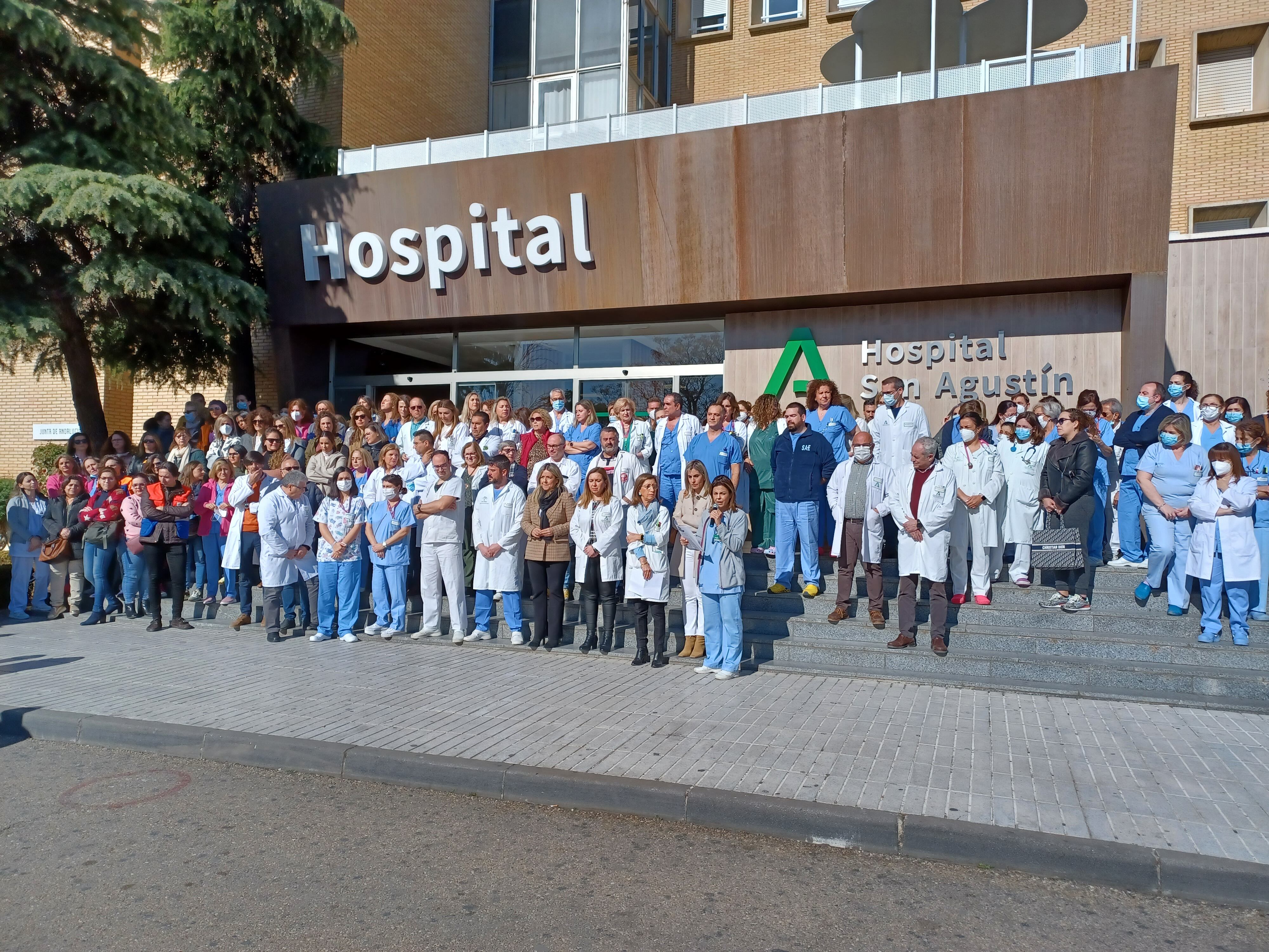 Concentración, en el Hospital de San Agustín, como repulsa a la última agresión a una enfermera.