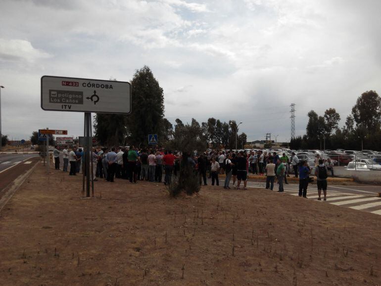 La plantilla de Deutz en Zafra protesta a las puertas de la factoría