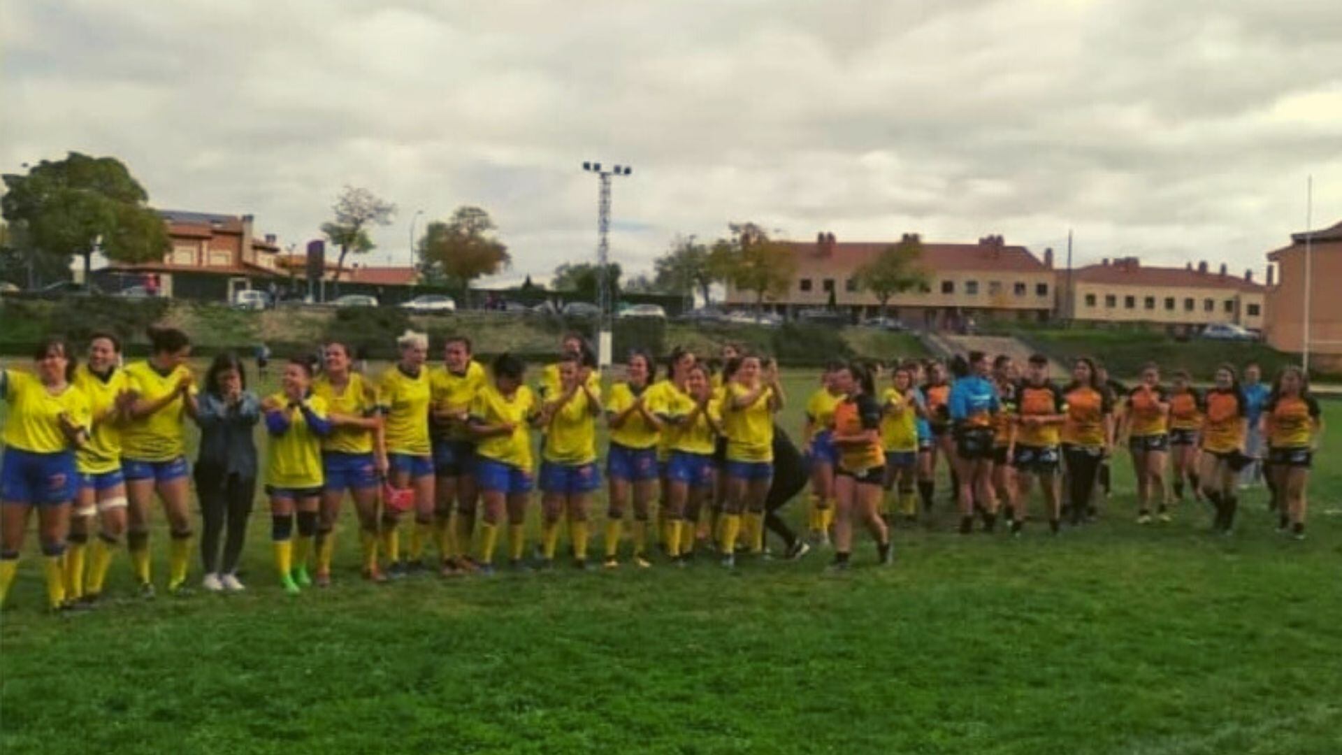 El derbi burgalés entre Ribera Rugby y Pingüinas Burgos fue una fiesta en el Virgen de las Viñas