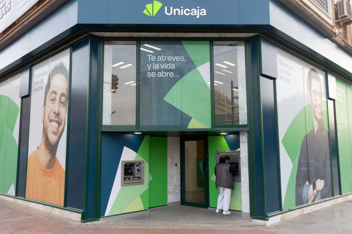 Una oficina de Unicaja con la nueva imagen de marca