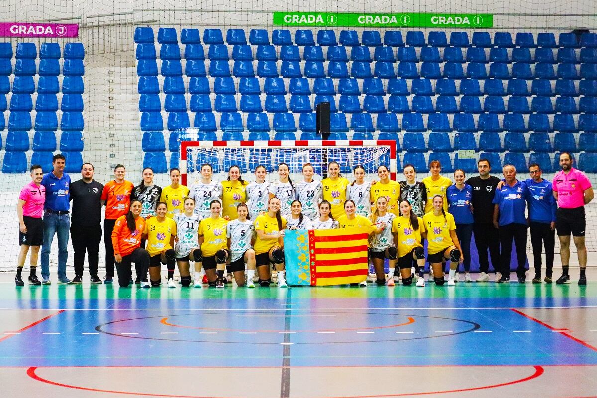 Jugadoras y cuerpo técnico del CB Lanzarote Puerto del Carmen y del Caja Rural Cleba mostrando su solidaridad con Valencia.