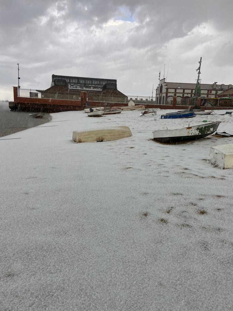 Embarcaciones cubiertas por el granizo en la desembocadura del río Guadalquivir