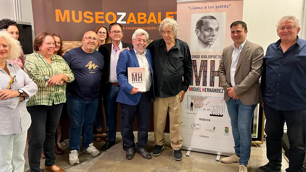 Paco Ibáñez, en el centro, junto a Pedro Molino y el resto de autoridades en el Museo Miguel Hernández de Quesada.