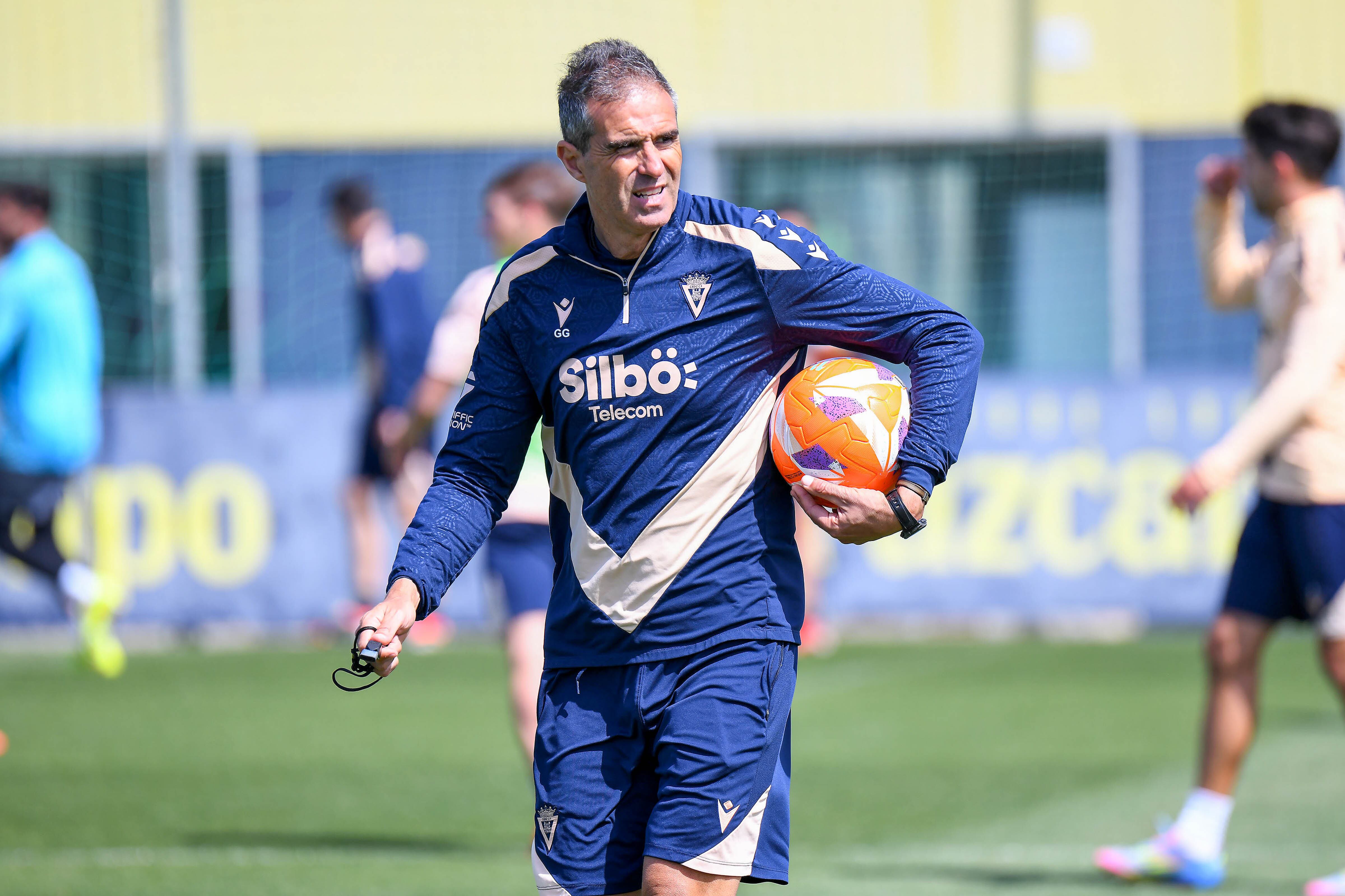Garitano dirigiendo un entrenamiento semanal en la Ciudad Deportiva.