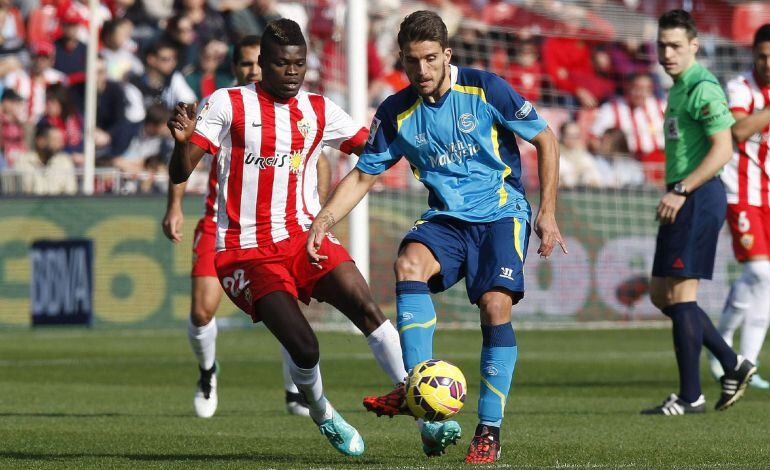 El centrocampista portugués del Sevilla, Daniel Carriço, controla un balón ante el centrocampista ghanés del Almería, Thomas Partey.