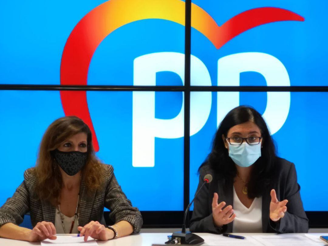 Rosario Marín (d) en una rueda de prensa del PP