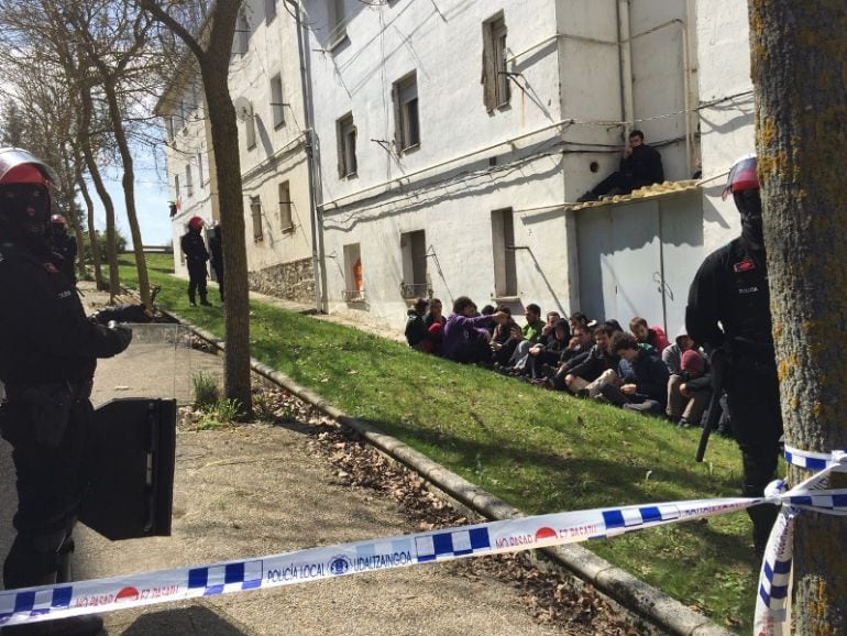 Jóvenes, rodeados por la policía, intentan evitar el corte de luz en Errekaleor