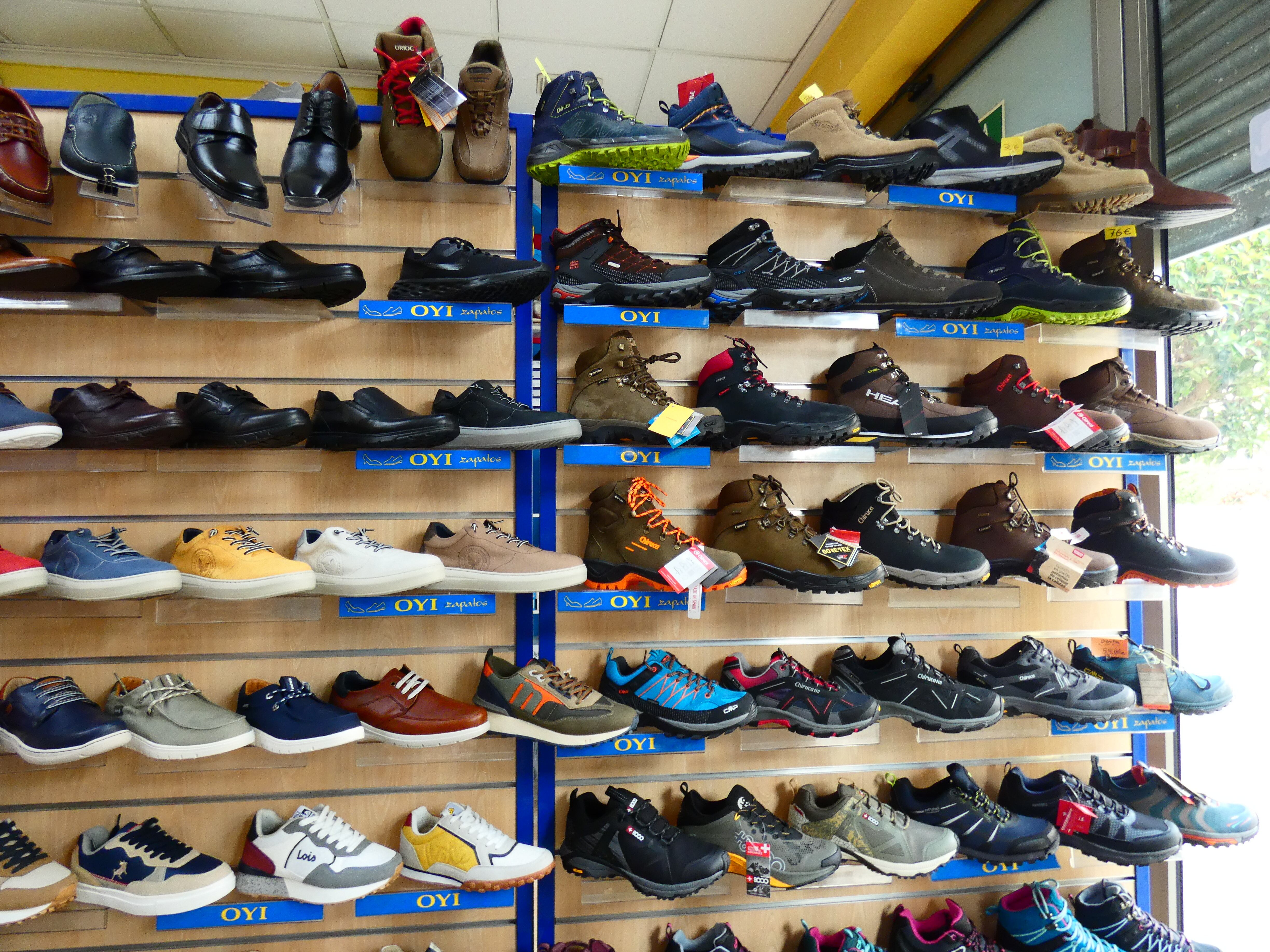Calzado casual, deportivo, para treking y running en Oyi Zapatos, calle la Mancha, 38-40 de Petrer