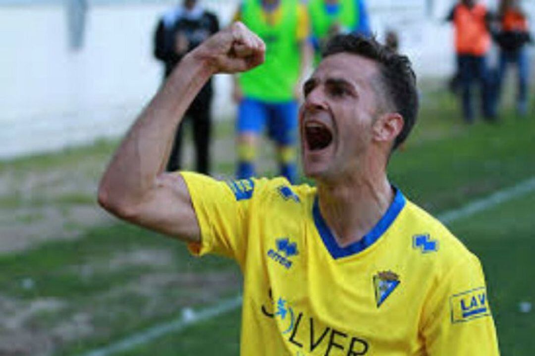 Villar celebra un gol con la camsieta del Cádiz