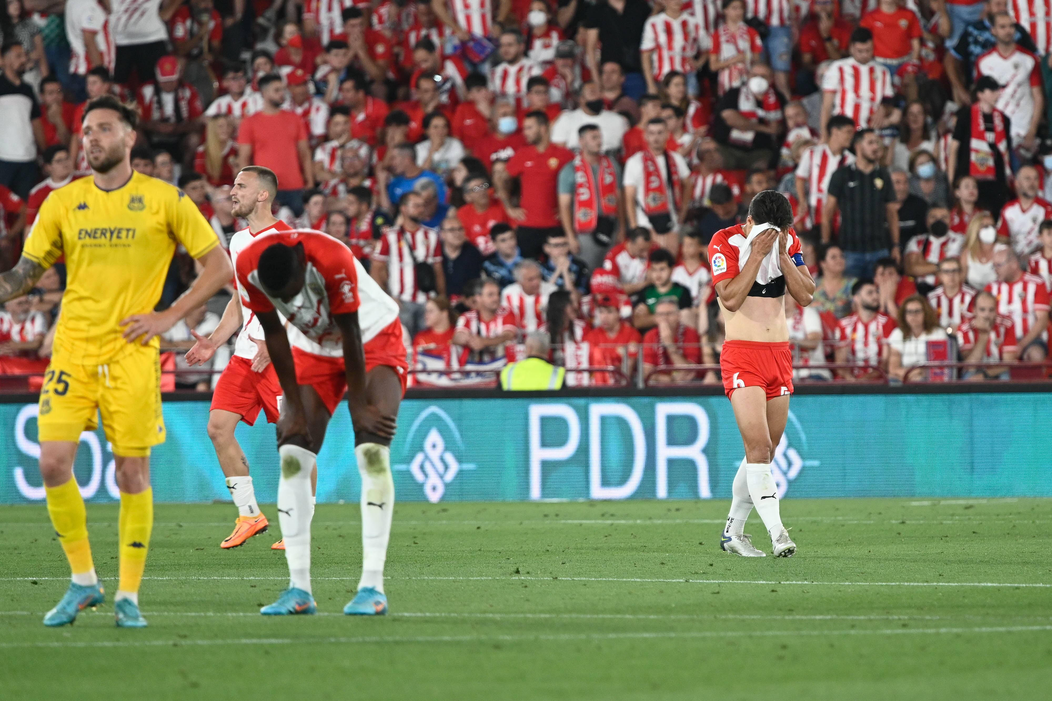 Sadiq y De la Hoz cabizbajos después de empatar con el Alcorcón.