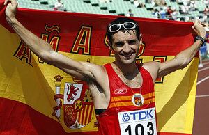 El marchador Paquillo Fernández porta la bandera de España