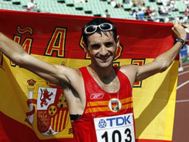 El marchador Paquillo Fernández porta la bandera de España