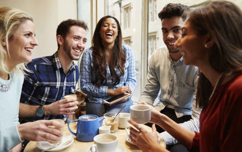 Estos divertidos jóvenes puede que estén tomando un café o en un fika; la cuestión es que lo pasan bien.