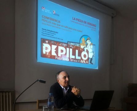 Jesús María Sanchidrián, durante la conferencia &#039;Pepillo, más que un café para la ciudad&#039;