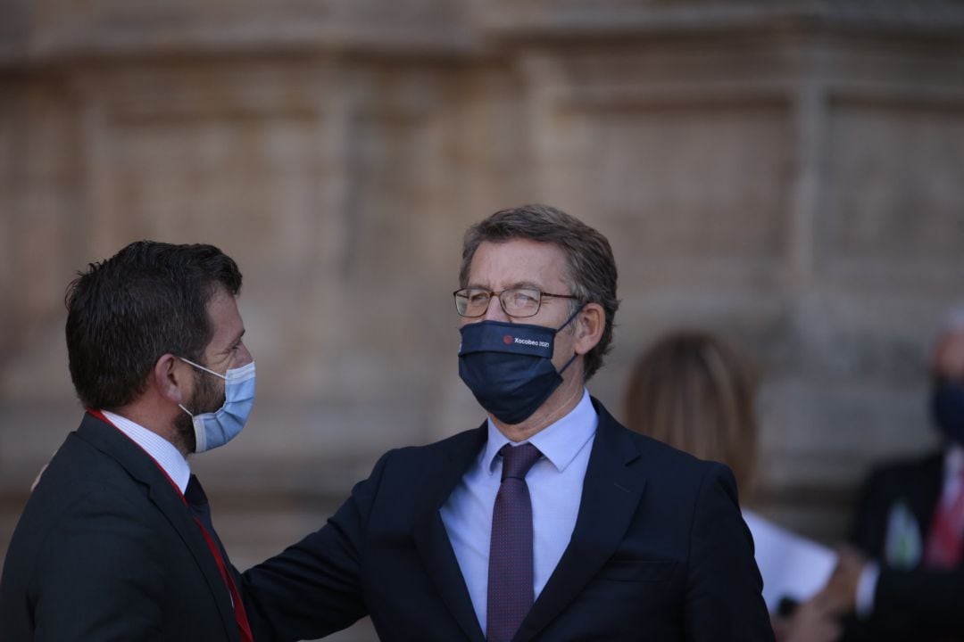 El presidente de la Xunta de Galicia, Alberto Núñez Feijóo (d), a su llegada al Convento de San Esteban para celebrar la XXIV Conferencia de Presidentes