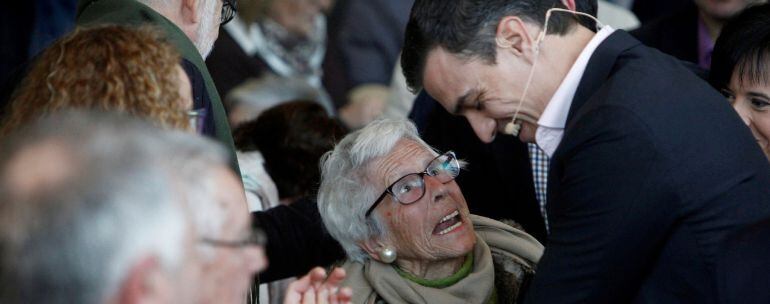 El secretario general del PSOE, Pedro Sánchez, participó en A Coruña en una asamblea abierta con militantes y otros ciudadanos sobre pensiones dignas.