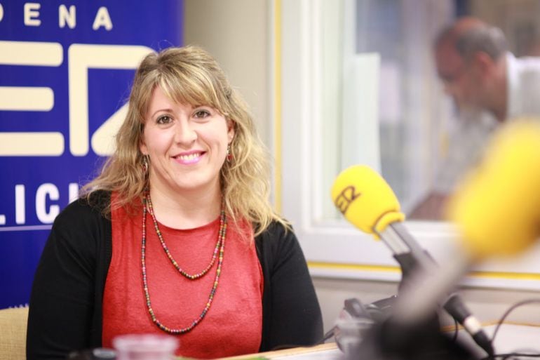 Carmen Santos en los estudios de Radio Galicia