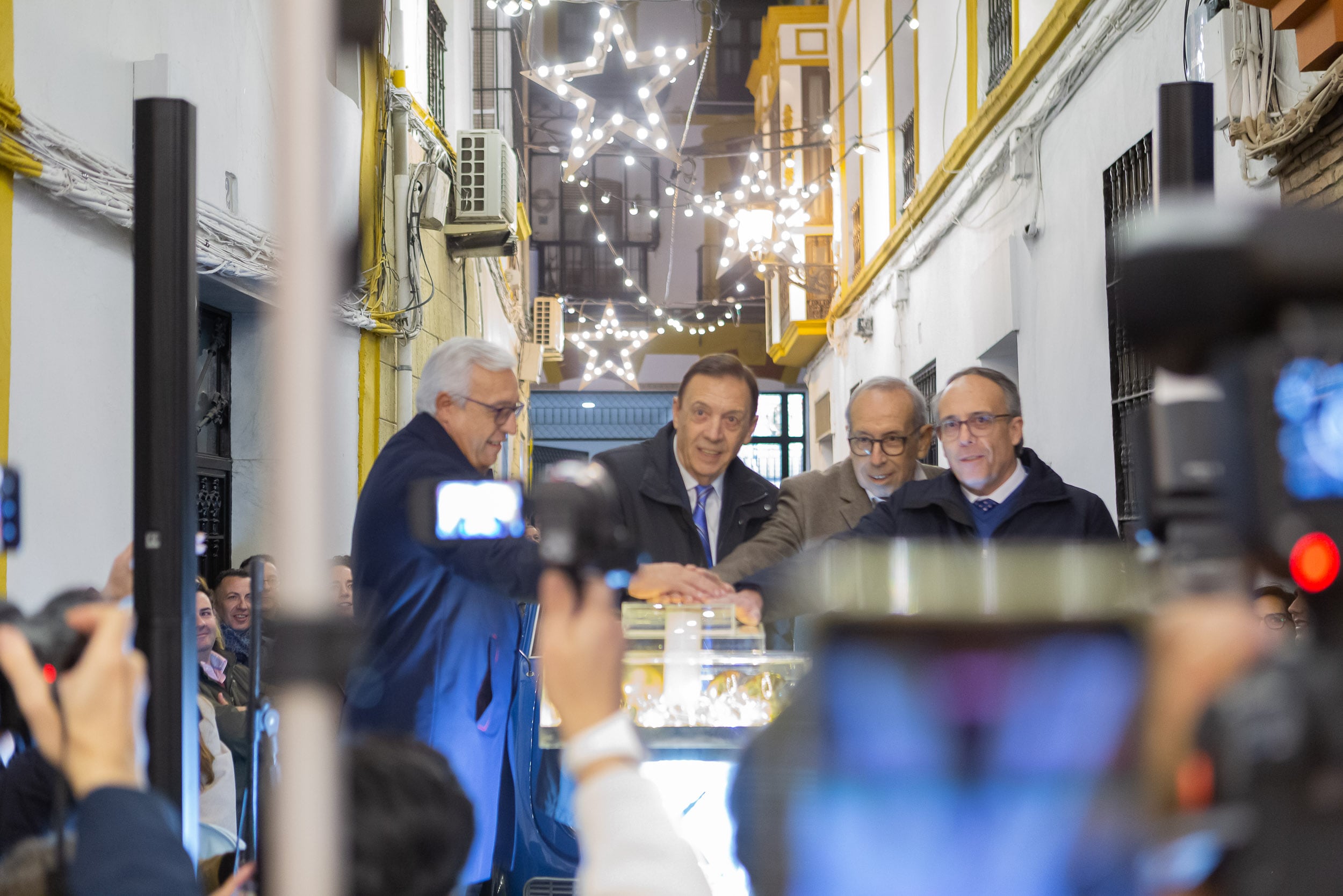 Mariano Jiménez, a la izquierda, enciende el alumbrado