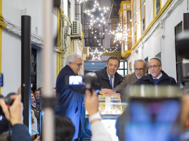 Mariano Jiménez, a la izquierda, enciende el alumbrado