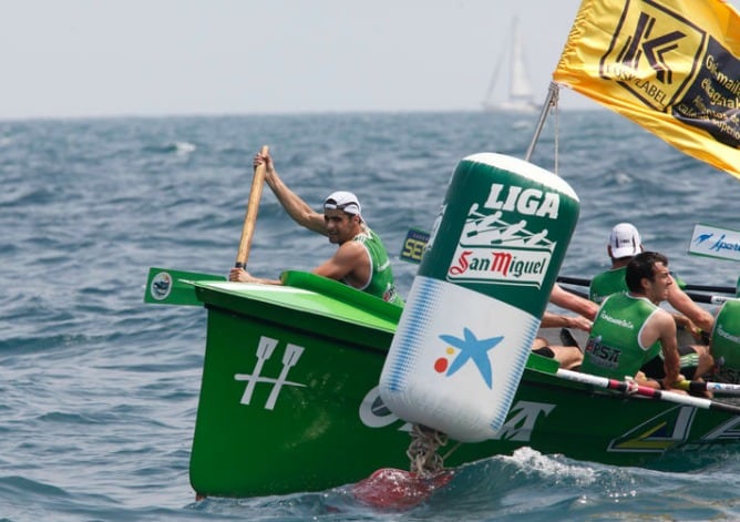 Txalo Carrión, proel de Hondarribia, se dispone a hincar el remo corto para realizar una ciaboga.