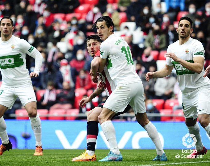 Los jugadores del Elche defienden en un córner durante el partido en San Mamés