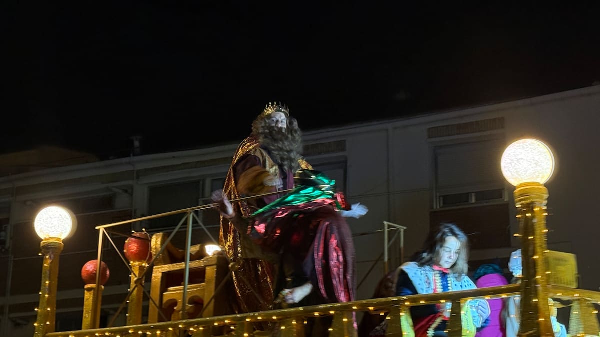 Las imágenes de la Cabalgata de los Reyes Magos 2026 en Toledo: el frío no puede con la ilusión y la magia
