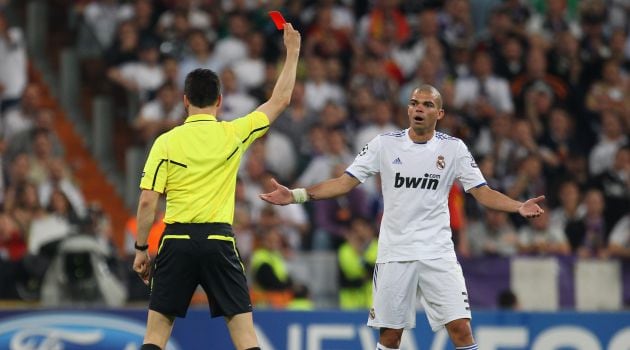 Momento en el que Pepe fue expulsado ante el Barcelona en aquel partido