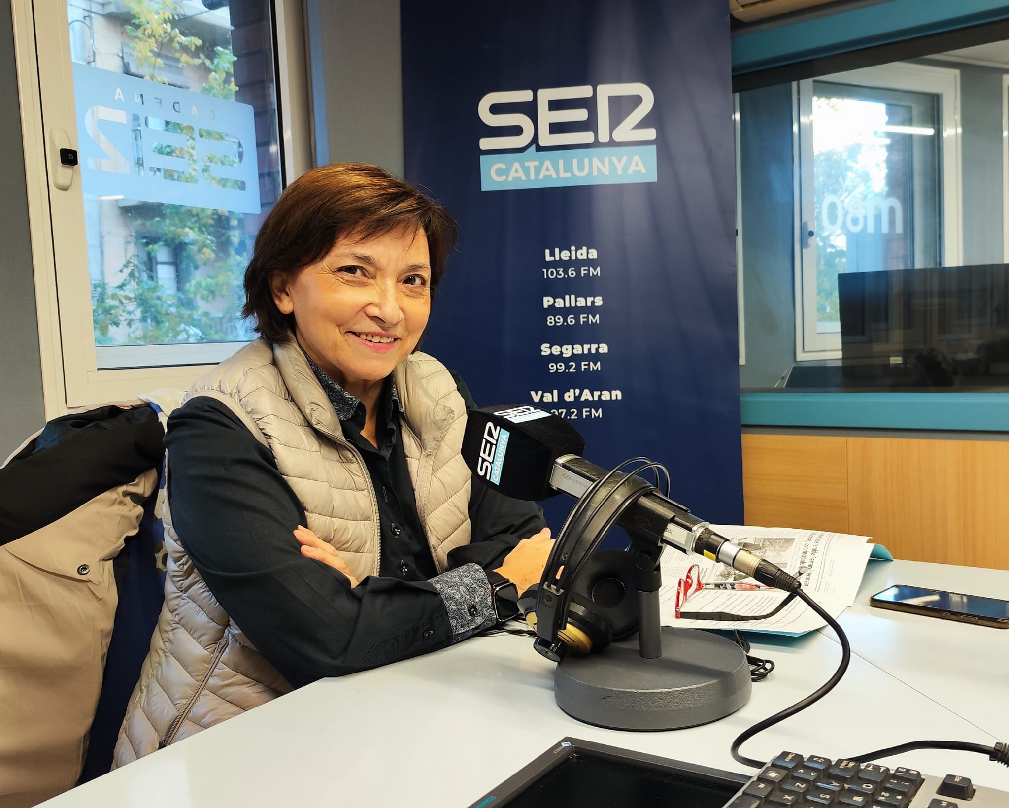 Maria Àngels Revés és la presidenta de l'associació veïnal de Noguerola-Estació-Segre. A la imatge, durant l'entrevista a l'Aquí Lleida de Ràdio Lleida.