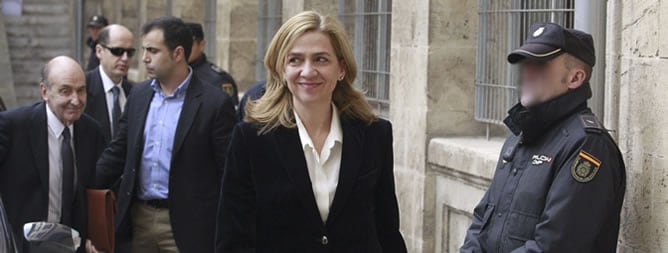 La infanta Cristina, seguida por su abogado, Miguel Roca, a su llegada a los juzgados de Palma, donde está citada para declarar como imputada en el &#039;caso Nóos&#039;.