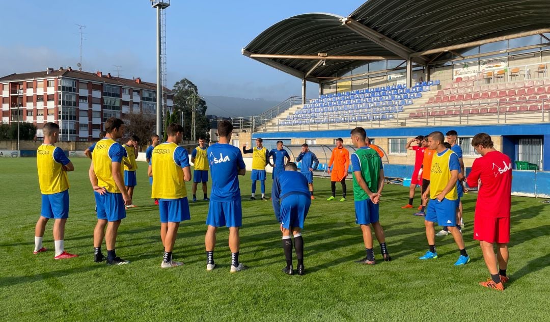 Último entrenamiento de la plantilla del Amorebieta antes del debut en Segunda División