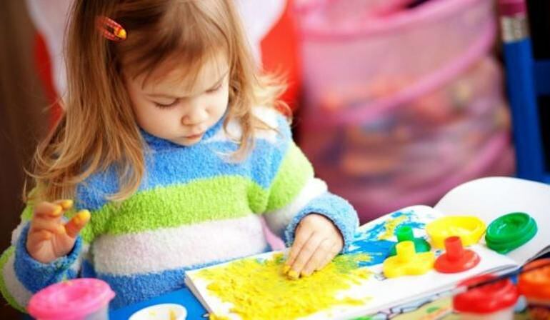 Niña en una escuela infantil