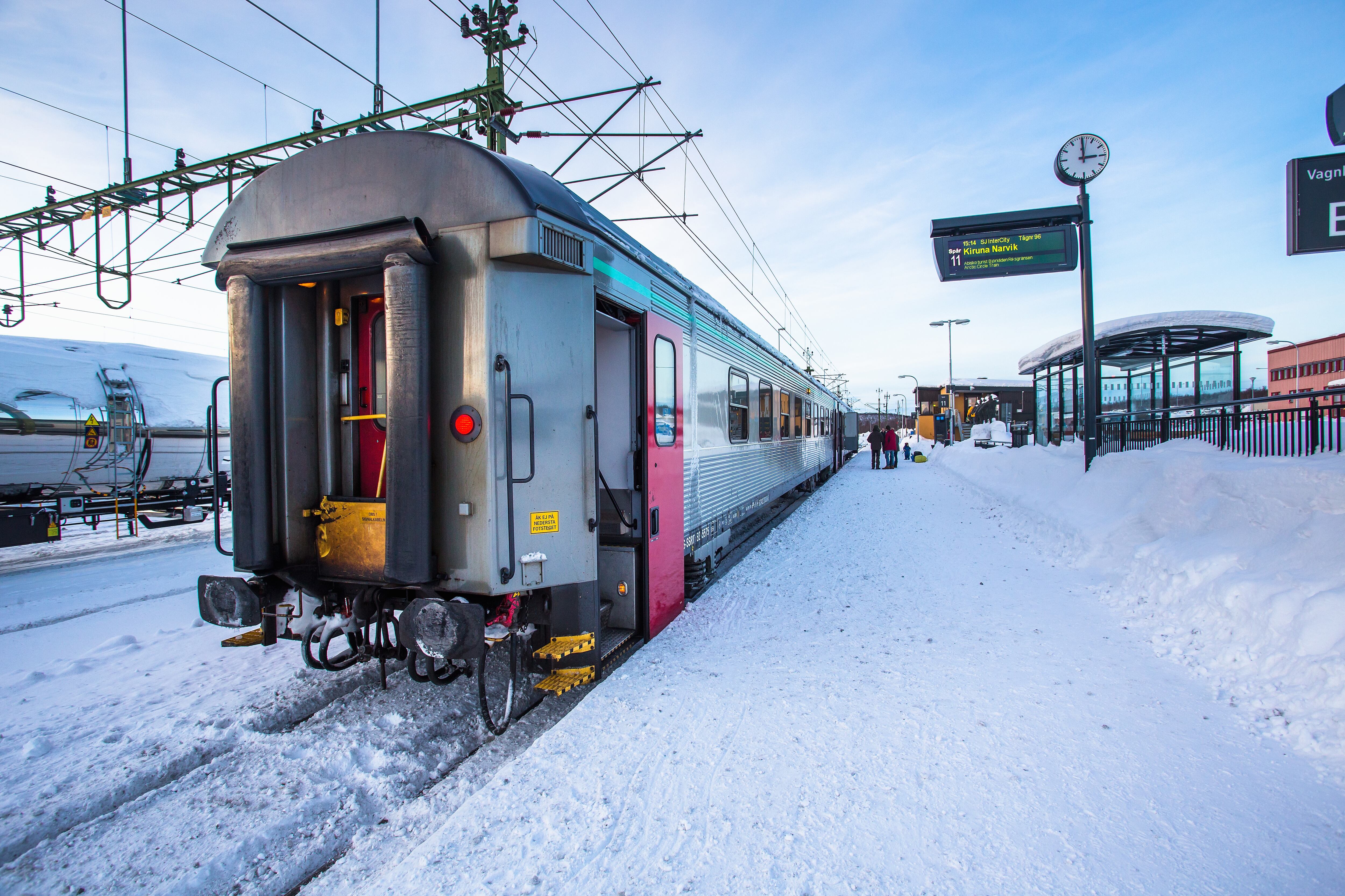 Imagen de archivo de un tren en la nieve