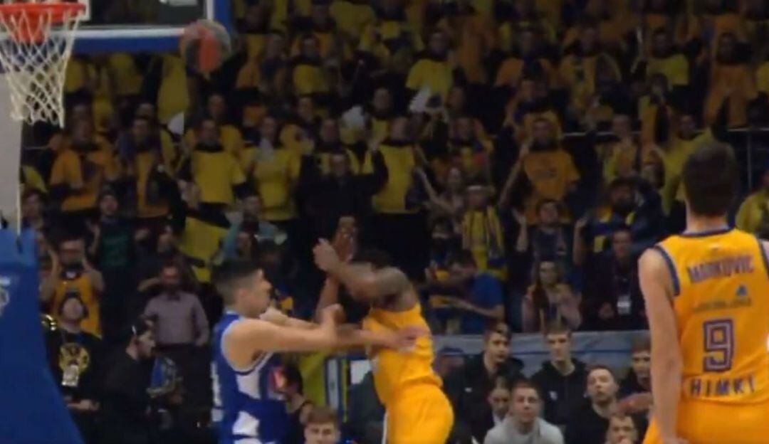 Jordan Mickey junto a Stefan Markovic durante el encuentro en el Khimki.