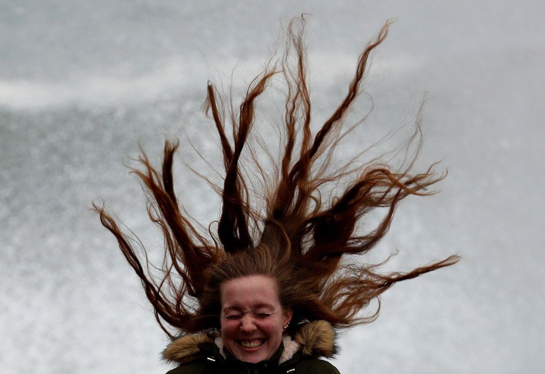 Una joven este jueves en el Peine del Viento de San Sebastián