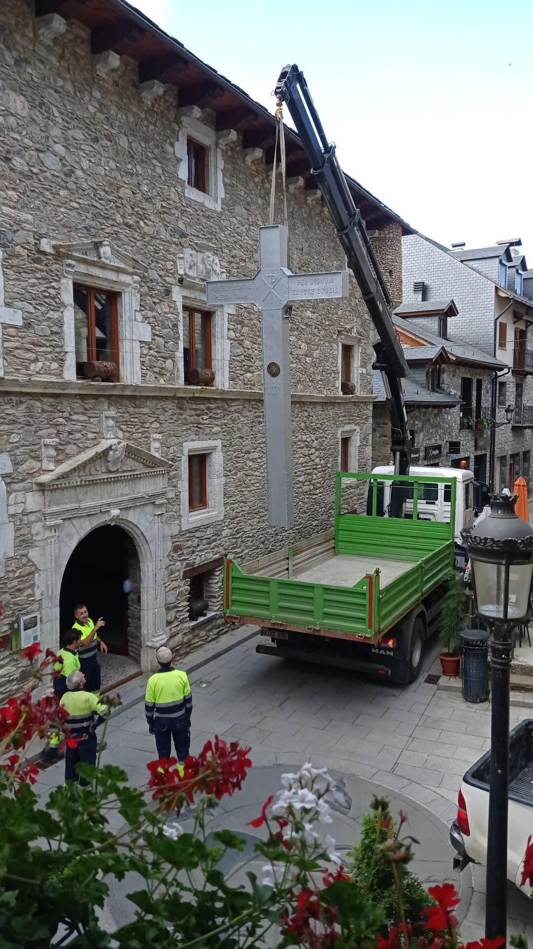 Trabajos para introducir la cruz del Aneto en el Palacio de los Condes de Ribagorza. Foto: Benasque-Info@Benasque X ( antes Twitter)