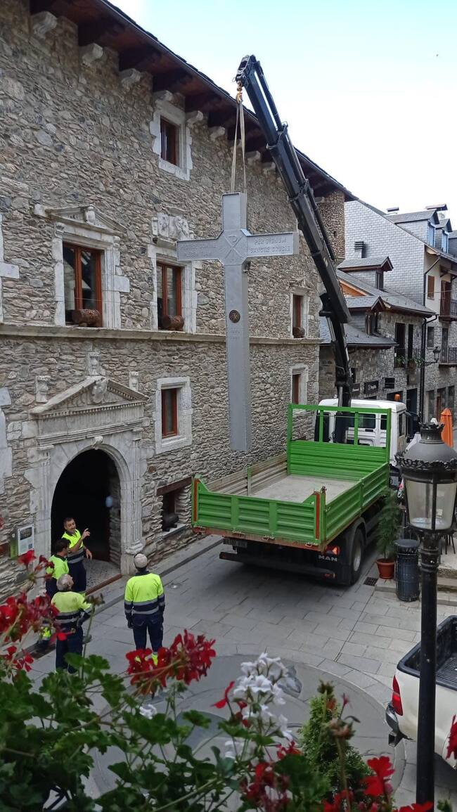 Trabajos para introducir la cruz del Aneto en el Palacio de los Condes de Ribagorza. Foto: Benasque-Info@Benasque X ( antes Twitter)