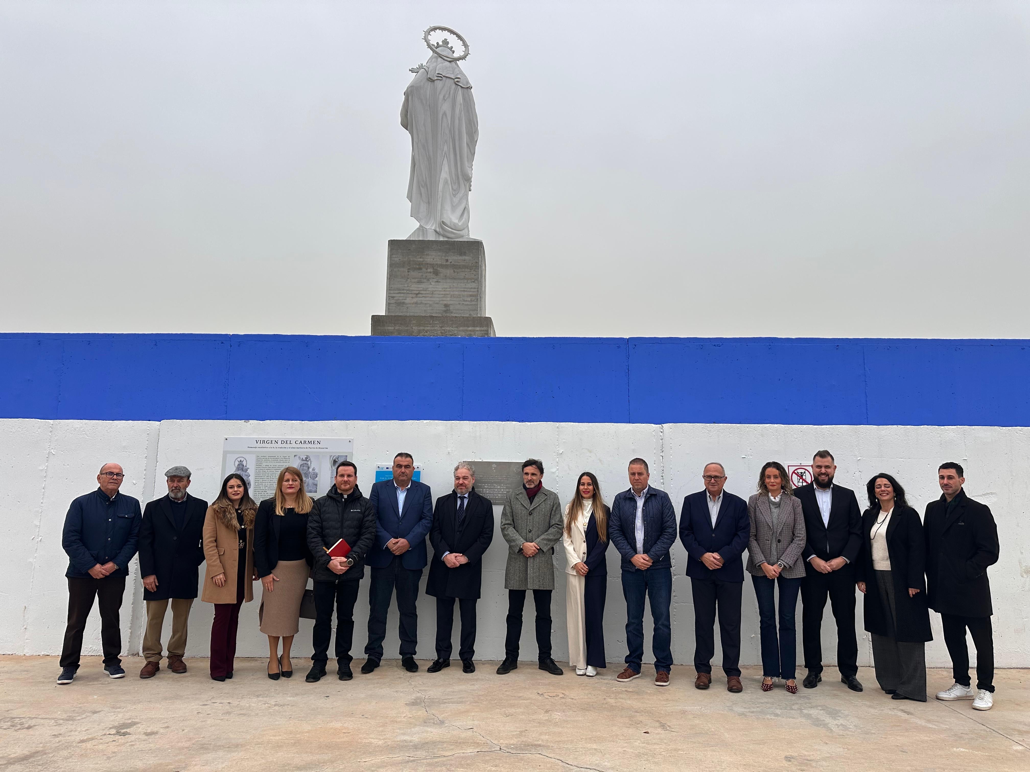 El consejero de Fomento e Infraestructuras, Jorge García Montoro, en la inauguración del mural ‘Homenaje a la tradición pesquera de Mazarrón’ y la escultura monumental de la Virgen del Carmen
