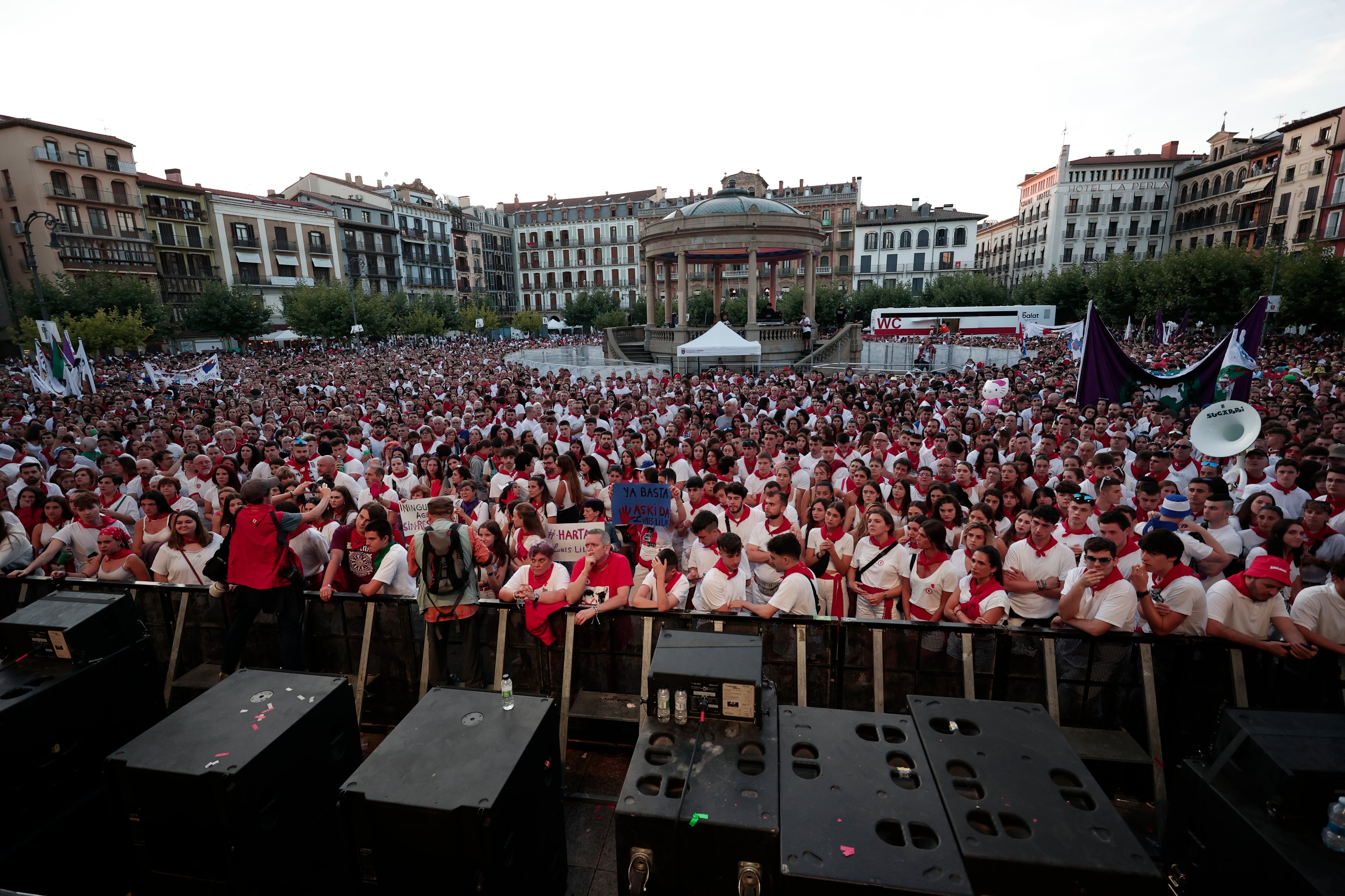 PAMPLONA, 07/07/2024.- Una multitudinaria concentración, convocada por el movimiento feminista, ha tenido lugar este domingo en la Plaza del Castillo de Pamplona en señal de protesta por una agresión sexual registrada en la capital navarra durante los Sanfermines 2024. EFE/Jesus Diges
