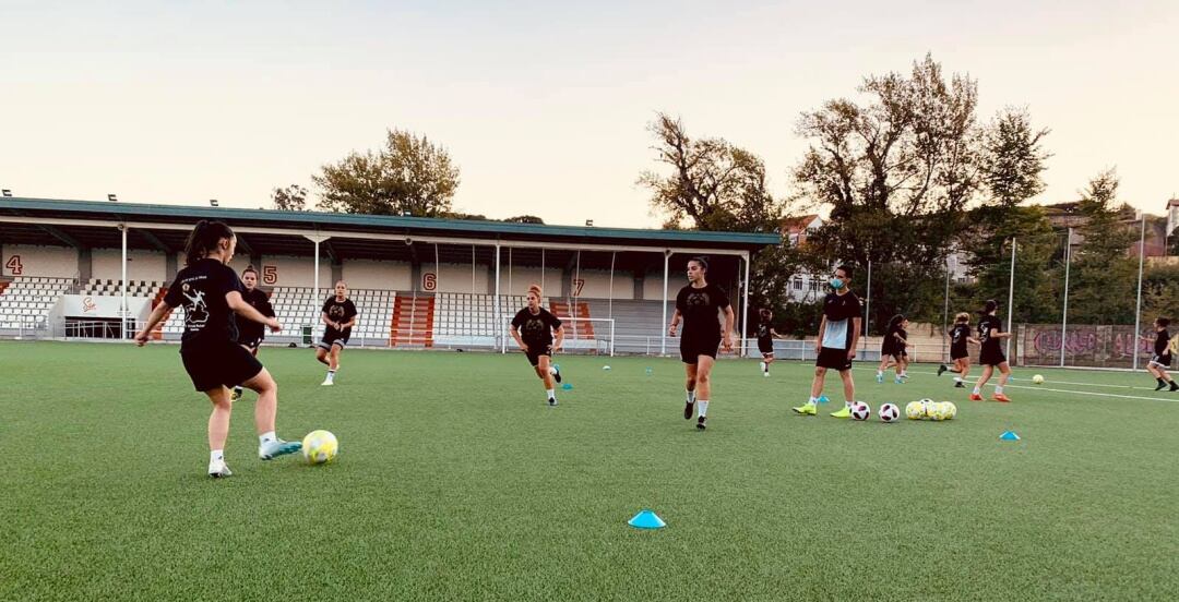 Sesión de entrenamiento de las jugadoras del Victoria en el campo de Santa Isabel