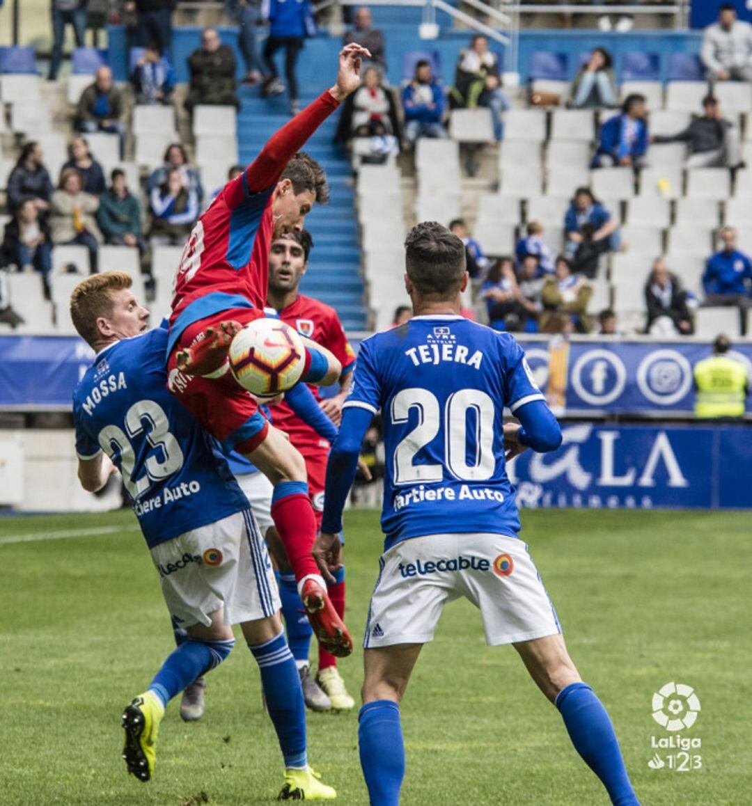 Guillermo pelea por el balón ante Mossa y Tejera.