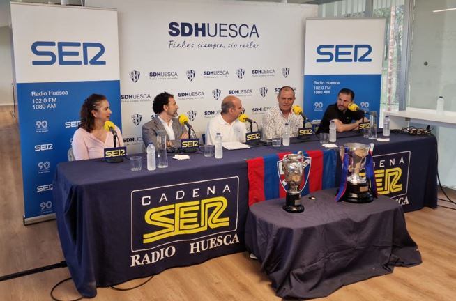 Mesa redonda &quot;La magia del fútbol&quot; en el 90 aniversario de Radio Huesca
