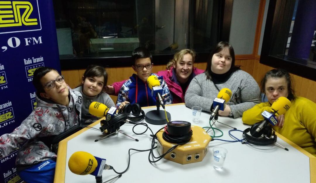 Jorge, Irene, David, Lali , Rocío y Ana Belén, pintores de la muestra.