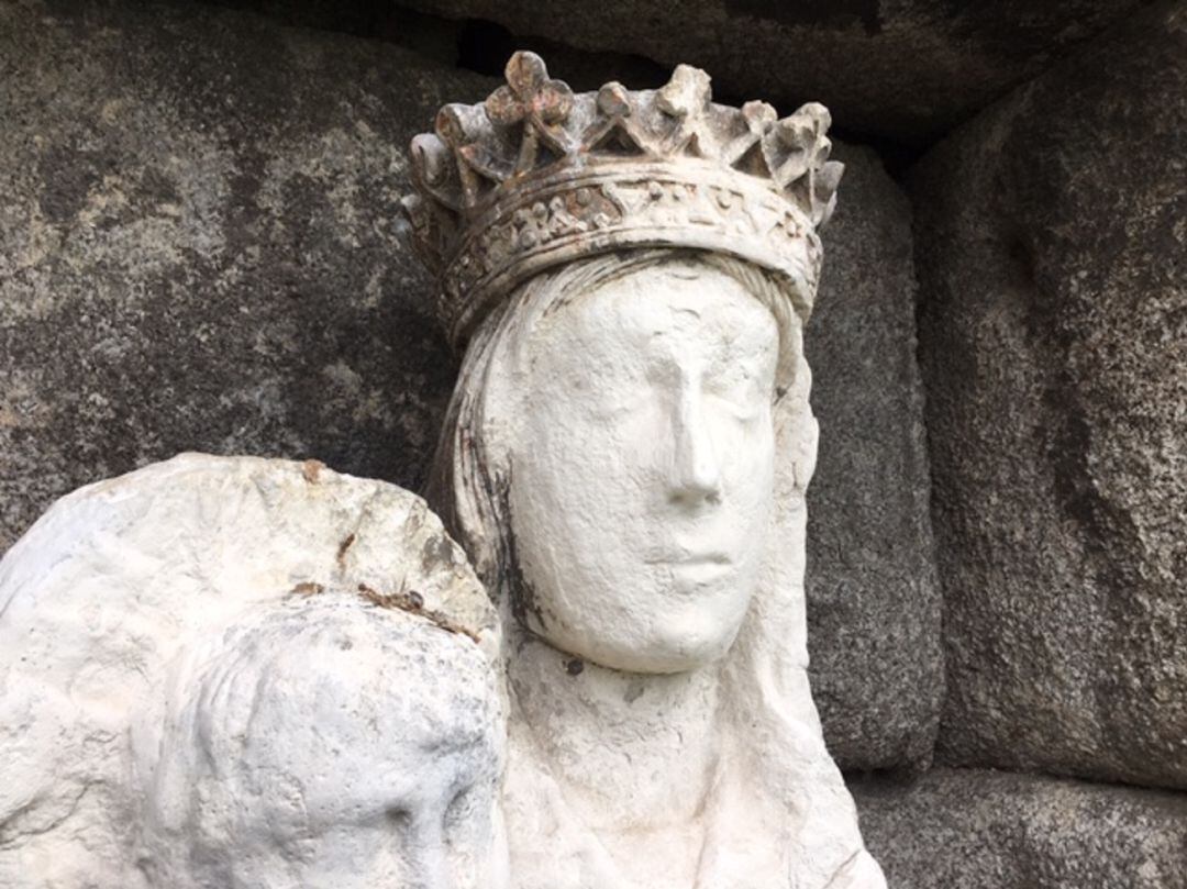 Aspecto de la escultura que se sitúa sobre el sotabanco del Acueducto